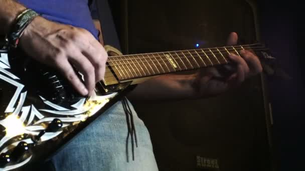 Παίζοντας κιθάρα: ηλεκτρική κιθάρα, ροκ, συνεδρία, μπάντα, ομάδα, μουσική, τραγούδι — Αρχείο Βίντεο